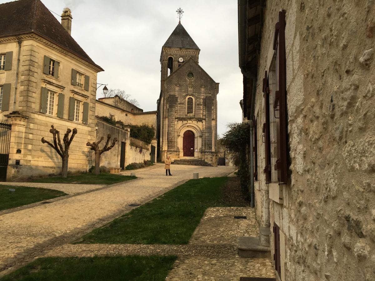 Au Pied Du Chateau Bourdeilles Luaran gambar